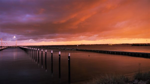 Abendstimmung im leeren Hafen