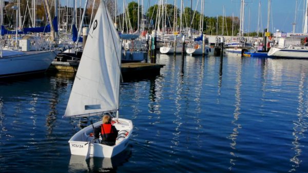 Opti fährt im Hafen