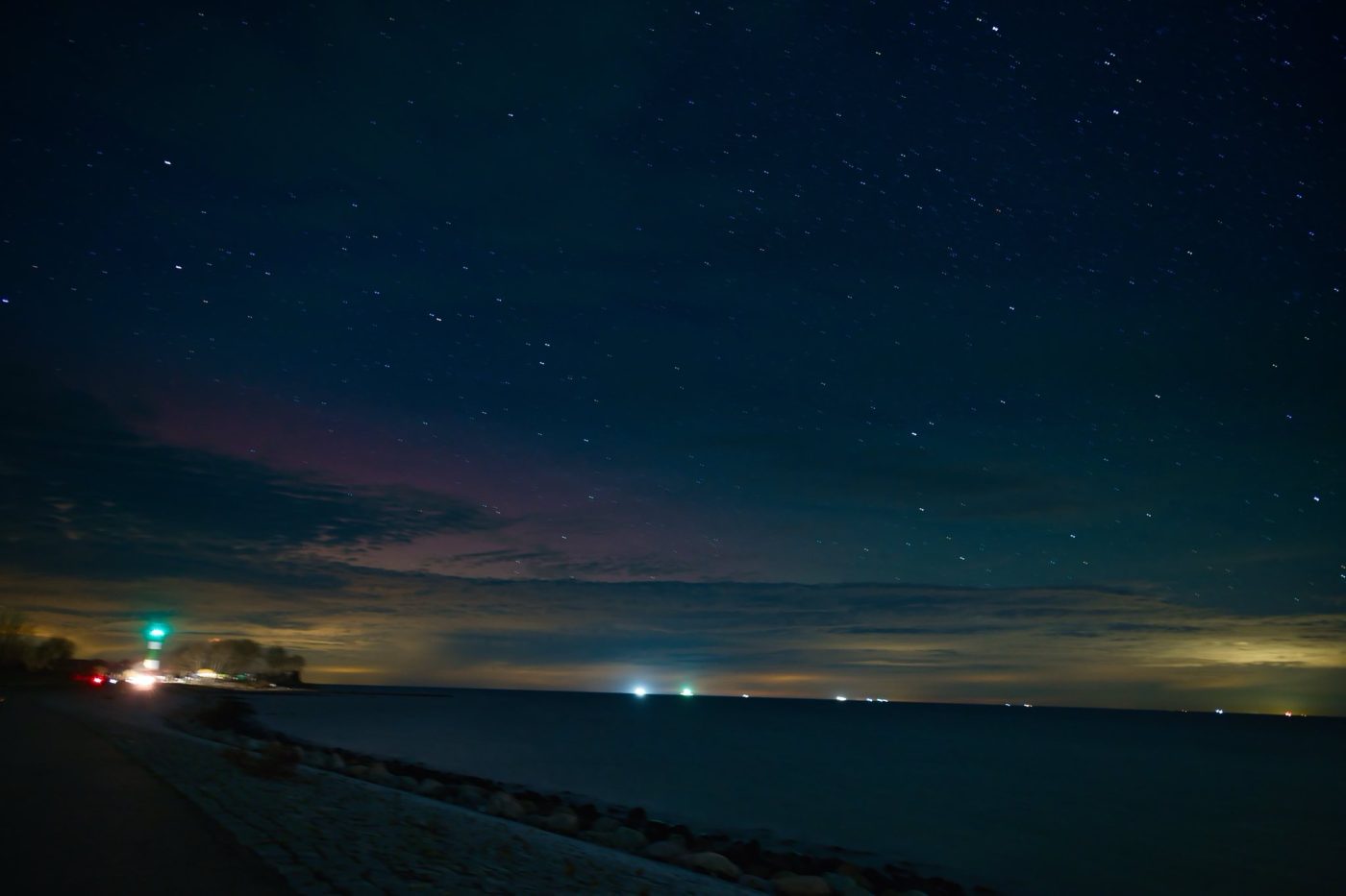 Polarlichter leuchten über der Strander Bucht