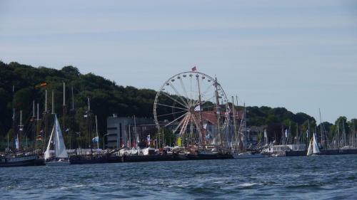 Riesenrad am Wasser